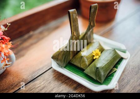 Gedämpfter klebriger Reis mit Banane, thailändisches Street Food. Stockfoto