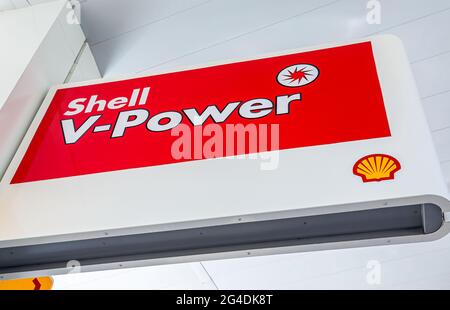 Samara, Russland - 18. Juni 2021: Shell-V-Power-Schild an der Shell-Tankstelle. Royal Dutch Shell ist ein anglo-niederländischer multinationaler Öl- und Gaskonzern Stockfoto