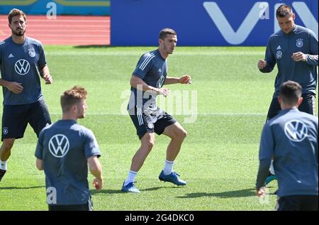 Herzogenaurach, Deutschland. Juni 2021. Fußball: Europameisterschaft, Gruppe F, Training Deutschland. Der deutsche Robin Gosens (M) und seine Teamkollegen wärmen sich auf. Quelle: Federico Gambarini/dpa/Alamy Live News Stockfoto