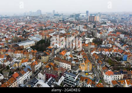 Brüssel, Belgien, 3. Januar 2021: Blick von oben auf die Altstadt von Brüssel. Europäische kommission baut auf dem Hintergrund auf Stockfoto