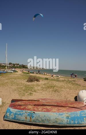 Auf dem sandigen Strand wurde das Boot hochgedreht Stockfoto