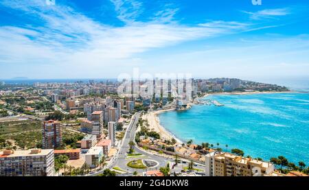 Alicante Stadt von Serra Grosa Berg. Cabo de la Huerta und San Juan Viertel mit hohen Gebäuden, Straße, Stränden und zerklüfteter Küste Stockfoto