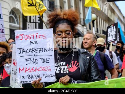 Black Lives Matter protestiert an der Seite Kill the Bill Demonstration. angeführt von der britischen Zweigstelle von United for Black Lives, die speziell gegen den Einsatz von Polizeigewalt als Mittel zur Stummschaltung schwarzer Stimmen kämpft, als Reaktion auf die jüngsten Tötungen schwarzer Menschen durch die Polizei. Stockfoto