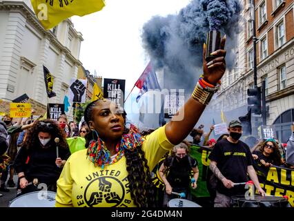 Marvina Newton führt eine Demonstration von Black Lives Matter an / Kill the Bill im Kampf gegen den Einsatz von Polizeigewalt als Mittel zur Stummschaltung schwarzer Stimmen, als Reaktion auf die jüngsten Tötungen schwarzer Menschen durch die Polizei. Mai 2021 Stockfoto