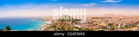 Panorama von Alicante Altstadt, Strand, Hafen und Santa Barbara Burg auf Benacantil Hügel von Serra Grossa Berg bei Sonnenuntergang Stockfoto