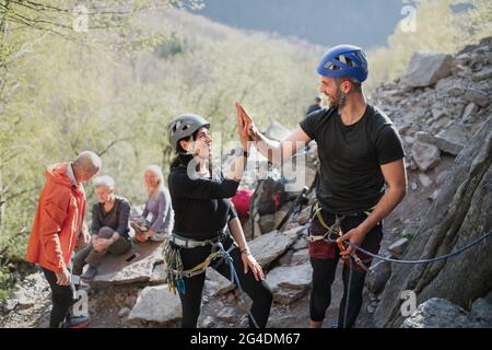 Gruppe von Senioren mit Lehrer Klettern Felsen im Freien in der Natur, aktiven Lebensstil. Stockfoto