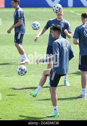 Herzogenaurach, Deutschland. Juni 2021. Fußball: Europameisterschaft, Gruppe F, Training Deutschland. Deutschlands Kai Havertz (vorne) macht sich warm. Quelle: Federico Gambarini/dpa/Alamy Live News Stockfoto