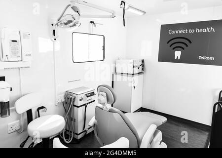 JOHANNESBURG, SÜDAFRIKA - 13. März 2021: Johannesburg, Südafrika - 14 2015. Mai: Mobile Klinik für Mutter-, Kind- und Zahnmedizin Stockfoto