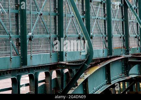 Alte Metallbrücke über einen Fluss Detail Stockfoto