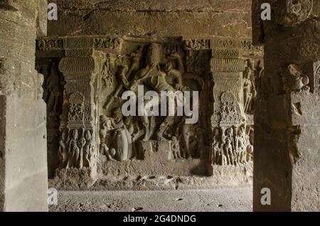 Schnitzen in Ellora Höhlen nahe Aurangabad, Bundesstaat Maharashtra in Indien Stockfoto