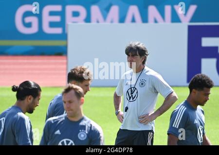 Herzogenaurach, Deutschland. Juni 2021. Fußball: Europameisterschaft, Gruppe F, Training Deutschland. Bundestrainer Joachim Löw folgt dem Training des Teams. Quelle: Federico Gambarini/dpa/Alamy Live News Stockfoto