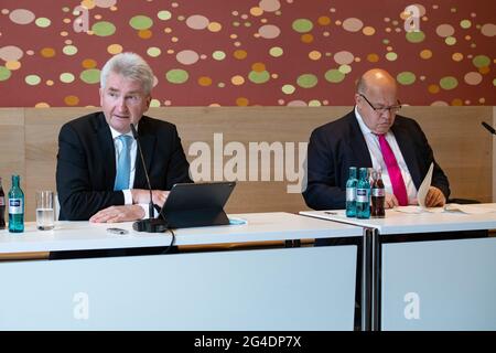 Von links: Prof. Dr. Andreas PINKWART, FDP, Minister für Wirtschaft, Innovation, Digitalisierung und Energie des Landes Nordrhein-Westfalen, Peter ALTMAIER, CDU, Bundesminister für Wirtschaft, Bundesminister für Wirtschaft und Energie, Wirtschaftsminister am 16. Juni 2021 in Düsseldorf, Stockfoto