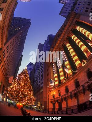 2006 HISTORISCHE WEIHNACHTSBAUMLICHTER WALL STREET STOCK EXCHANGE BUILDING (©GEORGE B POST 1903) FINANZVIERTEL MANHATTAN NEW YORK CITY USA Stockfoto