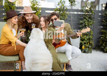 Freunde haben Spaß auf einer Terrasse in der Nähe des Waldes Stockfoto