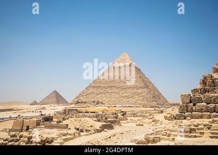 Die Königspyramide ist in Gizeh vor dem Hintergrund der großen Cheops-Pyramide. Stockfoto