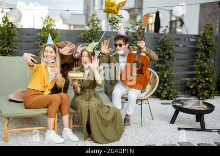 Freunde, die im Freien eine Geburtstagsfeier feiern Stockfoto