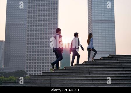 Team von drei asiatischen Führungskräften zu Fuß in der Innenstadt Finanzdistrikt Stockfoto