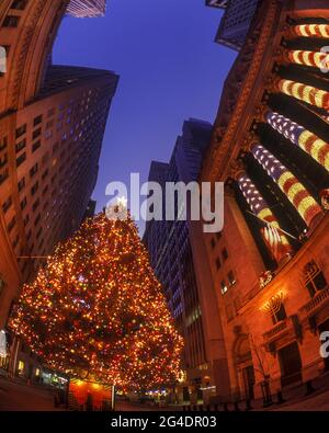 2006 HISTORISCHE WEIHNACHTSBAUMLICHTER WALL STREET STOCK EXCHANGE BUILDING (©GEORGE B POST 1903) FINANZVIERTEL MANHATTAN NEW YORK CITY USA Stockfoto