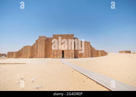 Eingang zum Totentempel in der Nähe der Pyramide von Djoser in Saqqara. Überdachter Säuleneingang des Step Pyramid Complex, Saqqara Stockfoto