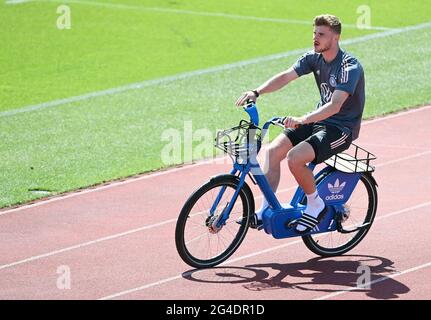 Herzogenaurach, Deutschland. Juni 2021. Fußball: Europameisterschaft, Gruppe F, Training Deutschland. Der deutsche Timo Werner kommt mit dem Fahrrad zum Training. Quelle: Federico Gambarini/dpa/Alamy Live News Stockfoto