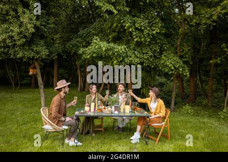 Freunde bei einem festlichen Abendessen in der Natur Stockfoto