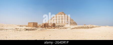 Die Stufenpyramide in Saqqara ist das älteste erhaltene große Steingebäude der Welt. Erbaut vom Architekten Imhotep in Saqqara für die Beerdigung von Pha Stockfoto