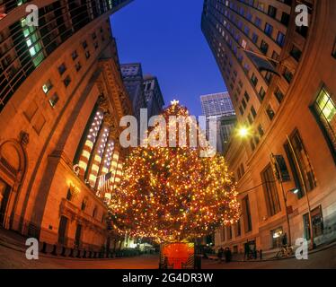 2006 HISTORISCHE WEIHNACHTSBAUMLICHTER WALL STREET STOCK EXCHANGE BUILDING (©GEORGE B POST 1903) FINANZVIERTEL MANHATTAN NEW YORK CITY USA Stockfoto