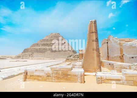 Die Stufenpyramide in Saqqara ist das älteste erhaltene große Steingebäude der Welt. Erbaut vom Architekten Imhotep in Saqqara für die Beerdigung von Pha Stockfoto