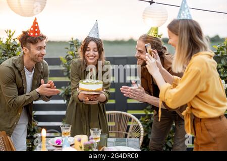 Freunde feiern Geburtstag im Hinterhof im Freien Stockfoto