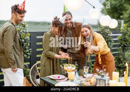 Freunde feiern Geburtstag im Hinterhof im Freien Stockfoto