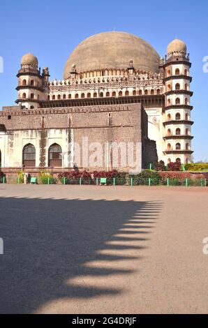 Die Ansicht von Gol Gumbaz, das das Mausoleum von König Mohammed Adil Shah, Sultan von Bijapur, ist. Das Grab befindet sich in Bijapur (Vijayapura), Karnataka in I Stockfoto