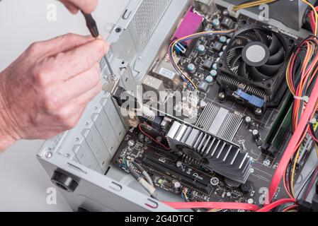 Installieren einer Grafikkarte in einem Computer Stockfoto