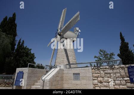 Die renovierte Montefiore Windmühle in Mischkenot Sha'ananim, dem ersten jüdischen Viertel außerhalb der Mauern Jerusalens, wurde 1855 erbaut und wurde bis 1880 betrieben. Stockfoto