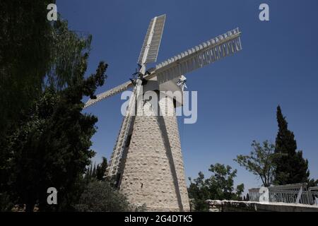 Die renovierte Montefiore Windmühle in Mischkenot Sha'ananim, dem ersten jüdischen Viertel außerhalb der Mauern Jerusalens, wurde 1855 erbaut und wurde bis 1880 betrieben. Stockfoto