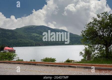 Blick auf den See vom Wanderweg am Ufer des Lake Abant und der Blick auf das Hotel aus der Ferne Stockfoto