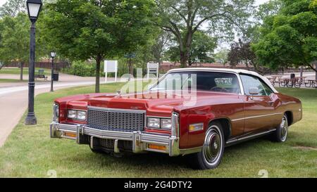 DEARBORN, MI/USA - 19. JUNI 2021: Ein Cadillac Eldorado-Auto aus dem Jahr 1976 beim Henry Ford (THF) Motor Muster, das in Greenfield Village, in der Nähe von Detroit, MI, stattfand. Stockfoto