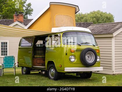 DEARBORN, MI/USA - 19. JUNI 2021: Ein Volkswagen Typ 2 (auch bekannt als Microbus) 1977 mit der Westfalia Camper Option beim Henry Ford (THF) Motor Muster. Stockfoto