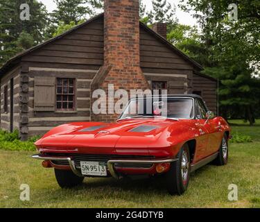 DEARBORN, MI/USA - 19. JUNI 2021: Ein 1963 Chevrolet Corvette-Fahrzeug im Henry Ford (THF) Motor Muster, Greenfield Village, in der Nähe von Detroit, MI. Stockfoto