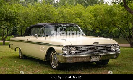 DEARBORN, MI/USA - 19. JUNI 2021: Ein Ford Galaxie XL 500 aus dem Jahr 1962 beim Henry Ford (THF) Motor Muster, das in Greenfield Village, in der Nähe von Detroit, M.. Stockfoto