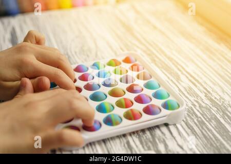 Antistress Spielzeug Pop es zappelig in die Hände Stockfoto