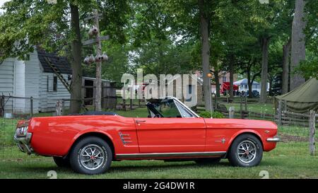 DEARBORN, MI/USA - 19. JUNI 2021: Ein Ford Mustang 1966 auf der Henry Ford (THF) Motor Muster Car Show, in Greenfield Village, in der Nähe von Detroit, MI. Stockfoto