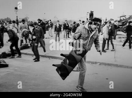 FRANKREICH. PARIS. 1983-5-24. DIE NATIONALVERSAMMLUNG BEGINNT IN WEITEREN STUDIEN MIT DER DISKUSSION ÜBER DIE LEHRREFORM (LOI DEVAQUET). VIELE STUDENTEN SIND FEINDSELIG GEGENÜBER Stockfoto