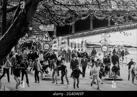 FRANKREICH. PARIS. 1983-5-24. DIE NATIONALVERSAMMLUNG BEGINNT IN WEITEREN STUDIEN MIT DER DISKUSSION ÜBER DIE LEHRREFORM (LOI DEVAQUET). VIELE STUDENTEN SIND FEINDSELIG GEGENÜBER Stockfoto