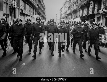 FRANKREICH. PARIS. 1983-5-24. DIE NATIONALVERSAMMLUNG BEGINNT IN WEITEREN STUDIEN MIT DER DISKUSSION ÜBER DIE LEHRREFORM (LOI DEVAQUET). VIELE STUDENTEN SIND FEINDSELIG GEGENÜBER Stockfoto