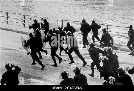 FRANKREICH. PARIS. 1983-5-24. DIE NATIONALVERSAMMLUNG BEGINNT IN WEITEREN STUDIEN MIT DER DISKUSSION ÜBER DIE LEHRREFORM (LOI DEVAQUET). VIELE STUDENTEN SIND FEINDSELIG GEGENÜBER Stockfoto