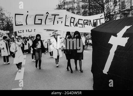 FRANKREICH. PARIS. 1983-5-24. DIE NATIONALVERSAMMLUNG BEGINNT IN WEITEREN STUDIEN MIT DER DISKUSSION ÜBER DIE LEHRREFORM (LOI DEVAQUET). VIELE STUDENTEN SIND FEINDSELIG GEGENÜBER Stockfoto