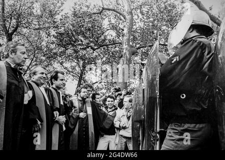 FRANKREICH. PARIS. 1983-5-24. DIE NATIONALVERSAMMLUNG BEGINNT IN WEITEREN STUDIEN MIT DER DISKUSSION ÜBER DIE LEHRREFORM (LOI DEVAQUET). VIELE STUDENTEN SIND FEINDSELIG GEGENÜBER Stockfoto