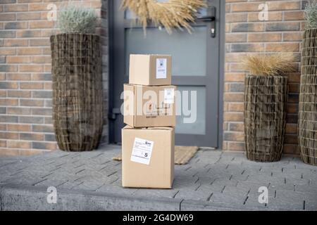 Parzellen auf der Veranda vor der Haustür. Stockfoto