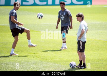 Herzogenaurach, Deutschland. Juni 2021. Fußball: Europameisterschaft, Gruppe F, Training Deutschland. Bundestrainer Joachim Löw (r) beobachtet Leon Goretzka (l) und Serge Gnabry (m) während des Mannschaftstrainings. Quelle: Federico Gambarini/dpa/Alamy Live News Stockfoto