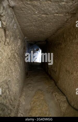 Tunneleingang zur alten ägyptischen Pyramide. Die hohe Pyramide von Snedru. Giza, Kairo, Ägypten. Innerhalb der zweiten Pyramide. Vertikales Foto Stockfoto